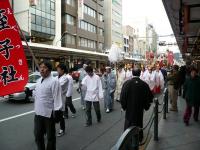Праздничное шествие в честь бога торговли Эбису (январь, Киото).