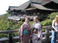 Некоторые молодые японки с удовольствием носят кимоно. В современном стиле.