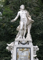 Статуя Моцарта в Вене, Австрия
