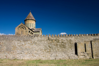 Старая грузинская церковь за крепостной стеной