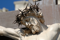 Статуя Иисуса Христа на кресте в Авиньоне, Франции